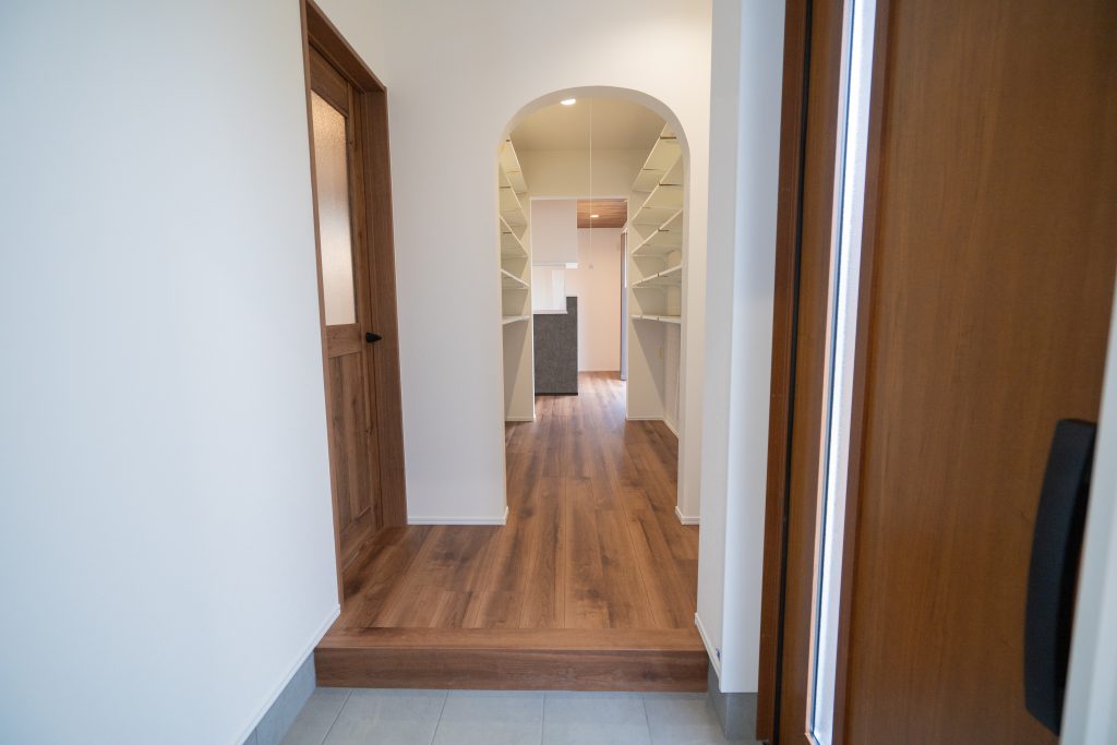 玄関~パントリー~キッチンへの動線【京都府木津川市工務店 喜創 | 施工事例】